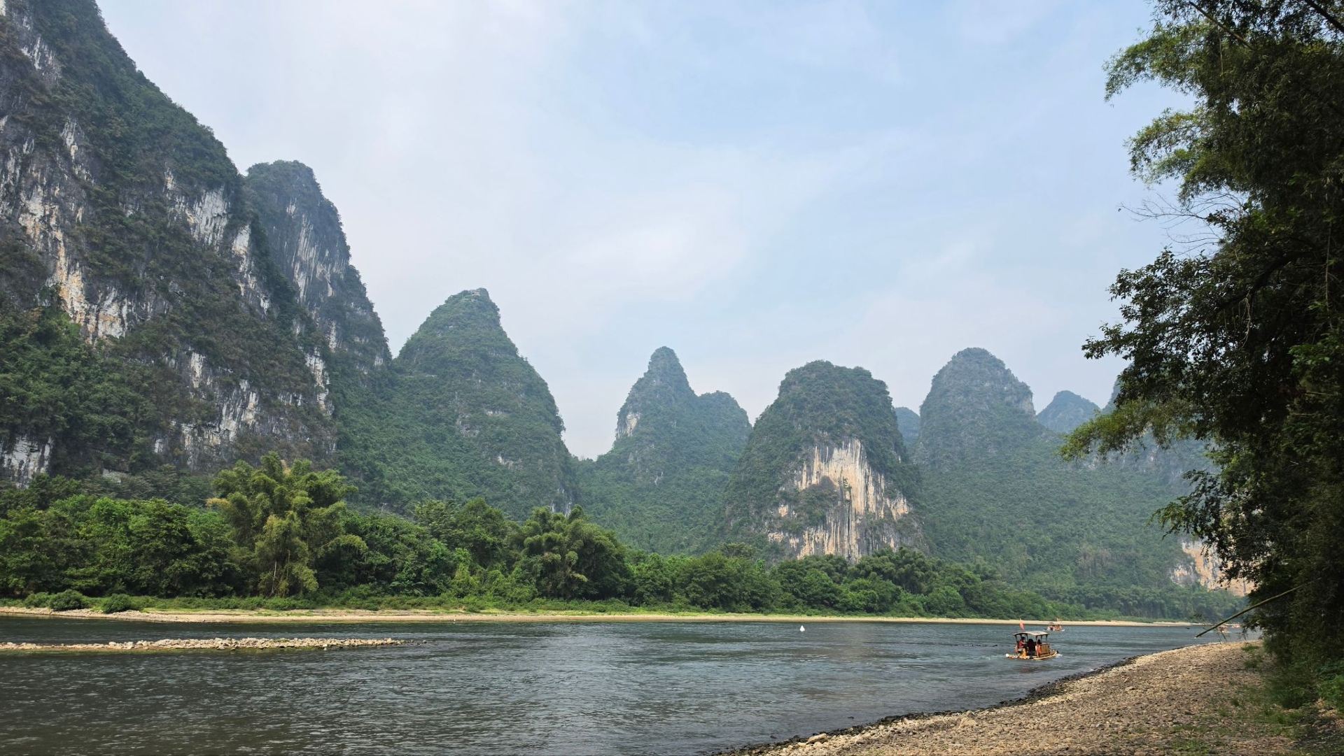 準備好開啟一段夢幻般的桂林之旅了嗎? 🏞️ 搭乘遊船暢遊碧波蕩漾的漓江,感受壯麗的山巒風光-這絕對是一次不容錯過的遊船之旅!

必遊景點

漓江四星級遊船

地址:廣西桂林市陽朔縣珠江碼頭

開放時間:全年 09:35–12:05

門票:¥360

登上漓江四星級遊船,近距離欣賞中國最具代表性的山水風光。蜿蜒的江河、雲霧繚繞的喀斯特山峰和鬱鬱蔥蔥的河岸,宛如一幅絕美的畫卷。乘船遊覽意味著您可以悠閒地欣賞沿途美景(盡情拍照),而無需忍受擁擠的人群和喧囂。我非常喜歡桂林到陽朔之間的遊船之旅──寧靜祥和,輕鬆愜意,遊船本身也舒適宜人,船上設施一流。

個人貼士

如果您想飽覽美景,徹底放鬆身心,那麼遊船之旅絕對是您的最佳選擇。您將欣賞到陸上交通無法比擬的壯麗景色,整個旅程宛如一幅移動的明信片。想要拍出最美的照片,記得早點去頂樓甲板佔個好位置!

旅行必備

交通出遊:

建議提前使用trip.com預訂遊船船票。桂林的計程車和公車服務都很可靠,但遊船才是這裡的主角。

餐飲:

船上的小吃比較簡單,但陽朔有很多當地特色美食,像是啤酒魚和釀螺。遊船結束後,不妨到西街逛逛,尋找更多美食!

重要提示:

建議帶件輕薄外套-早晨可能會有點涼。隨身攜帶現金,方便小額消費。桂林全年氣候溫和,但夏季會比較潮濕。

#桂林遊船 #漓江美景 #旅遊小貼士 #中國探險