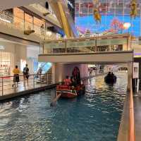 💌 Love boat on indoor river