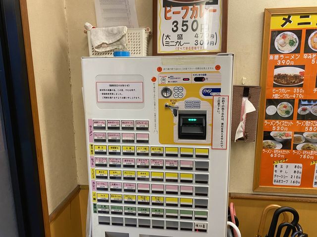 福岡・天神。390円でとんこつラーメンを楽しむ『楽勝ラーメン』