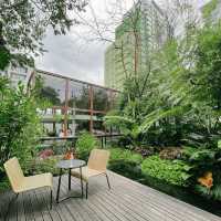 ร้านคาเฟ่สไตล์ในสวนกลางใจเมือง - ขมิ้น