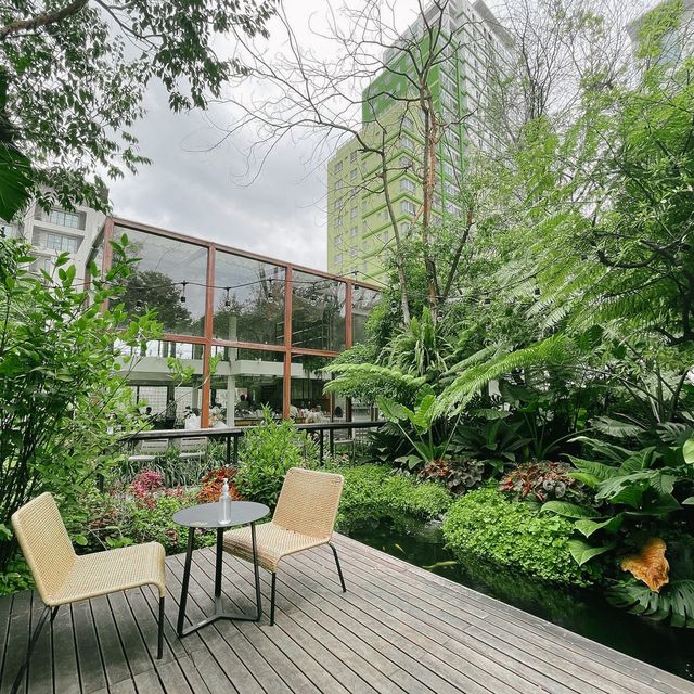 ร้านคาเฟ่สไตล์ในสวนกลางใจเมือง - ขมิ้น