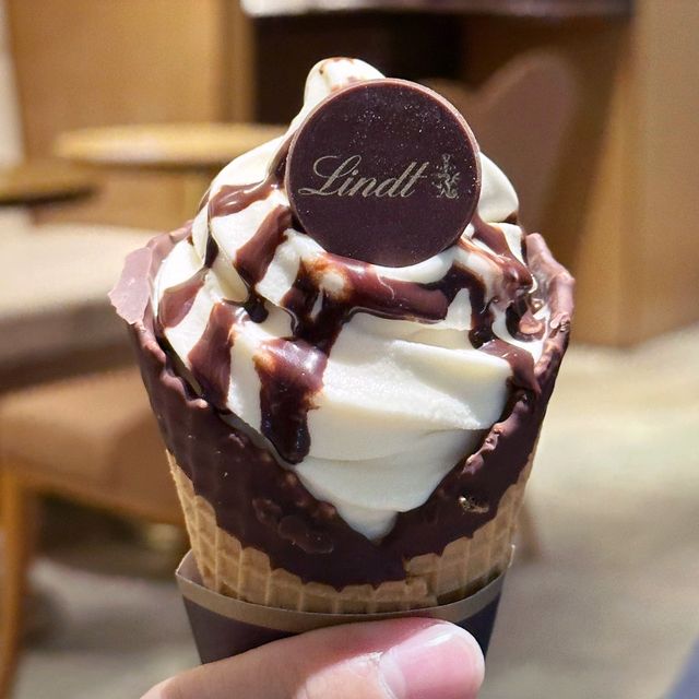 Taste more of Lindt in this Chocolat Boutique