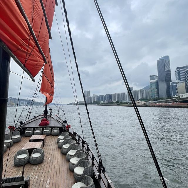 經典帆船上，欣賞無敵維港美景