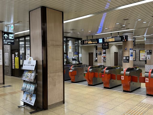 福岡・博多。博多駅の地下街と地下鉄祇園駅を結ぶ『祇園駅(博多旧市街口)方面連絡通路』と『Fギャラリー』
