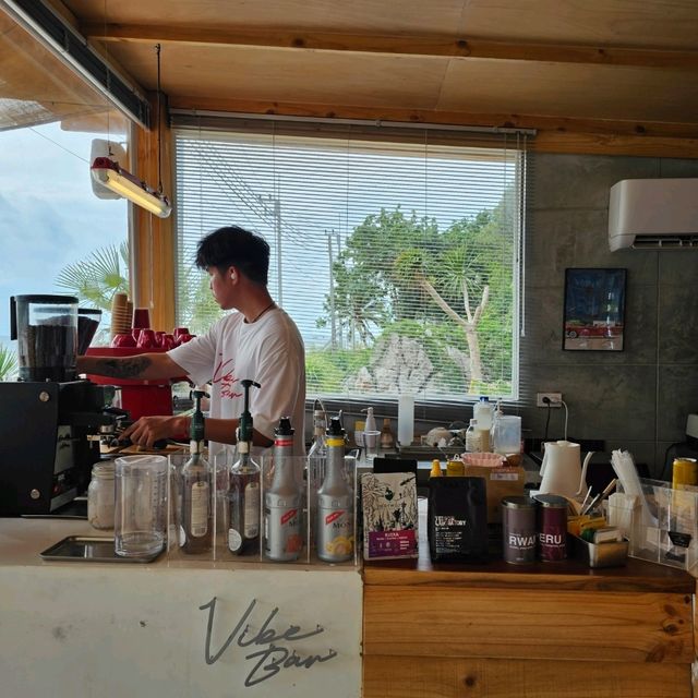 Vibe Bar คาเฟ่ฟีลกู๊ด หาดตาแหวน เกาะล้าน