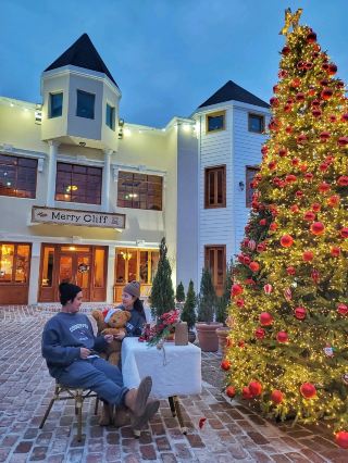 The prettiest tree cafe in Geojedo right now✨️🎄♥️