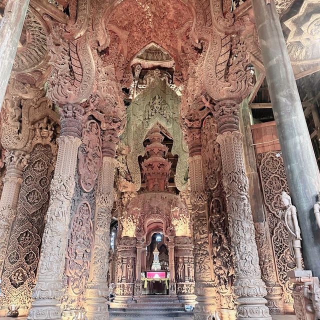 芭堤雅必去景點～世界最大木雕建築真理寺