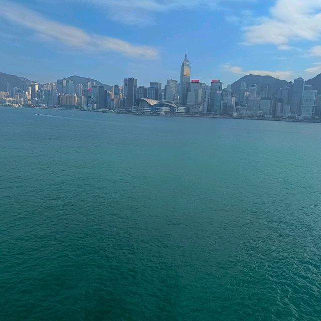 牙牙學語的娃娃，吵著要到海運中心頂樓，看船！看海！