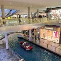 💌 Love boat on indoor river