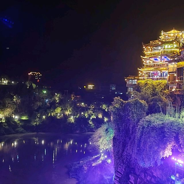 一個䇄立在懸崖上的古鎮～芙蓉鎮