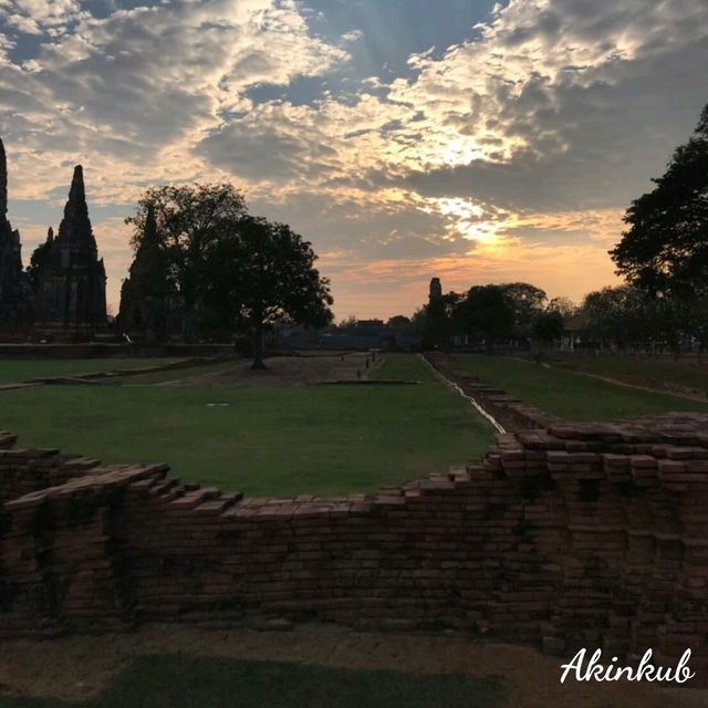 เดินชมความงามวัดไชยวัฒนาราม