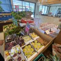沖縄今帰仁「古宇利島の駅ソラハシ」新鮮な沖縄県産フルーツやカフェ、フードコート、土産が揃うおすすめ南国の道の駅