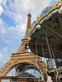 Eiffel Tower下的Merry-go-round 