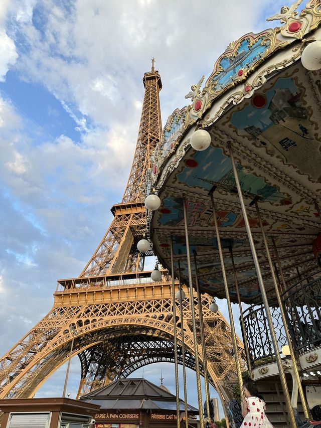 Eiffel Tower下的Merry-go-round 
