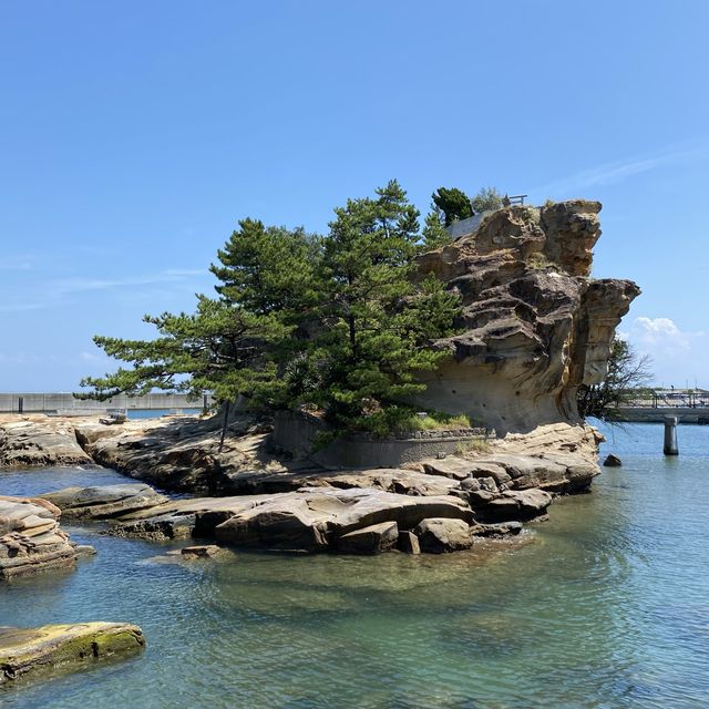 淡路島！郷土記念物絵島（えしま）岩屋にあるパワースポット！海が綺麗！明石大橋を背に絶景ポイントでもある