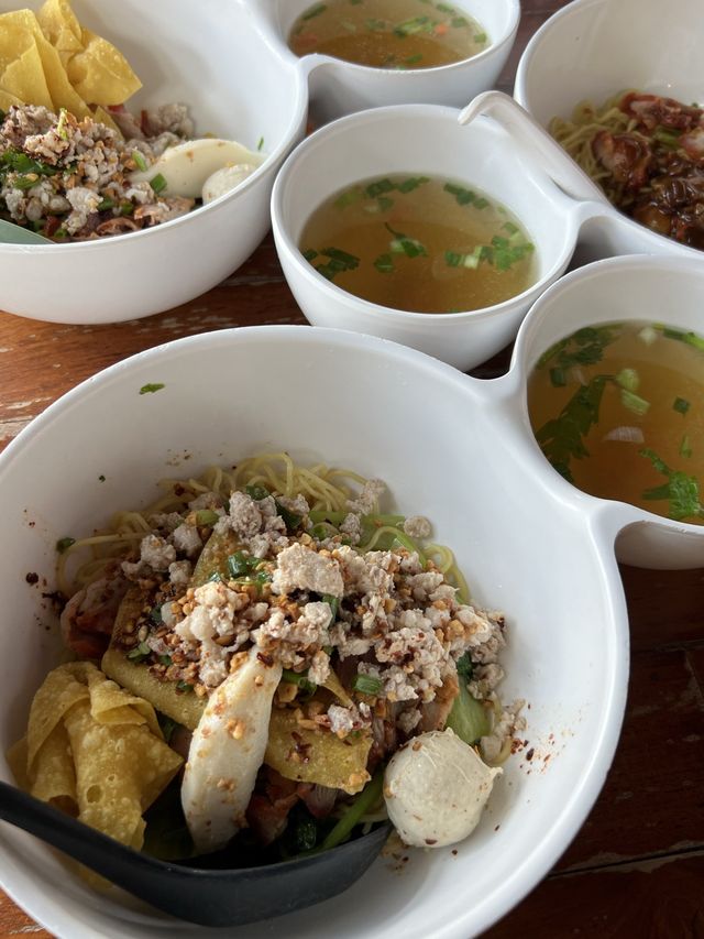 ร้านบะหมี่ร้านดังย่านนครนายก โดยโหน่ง ชะชะช่า