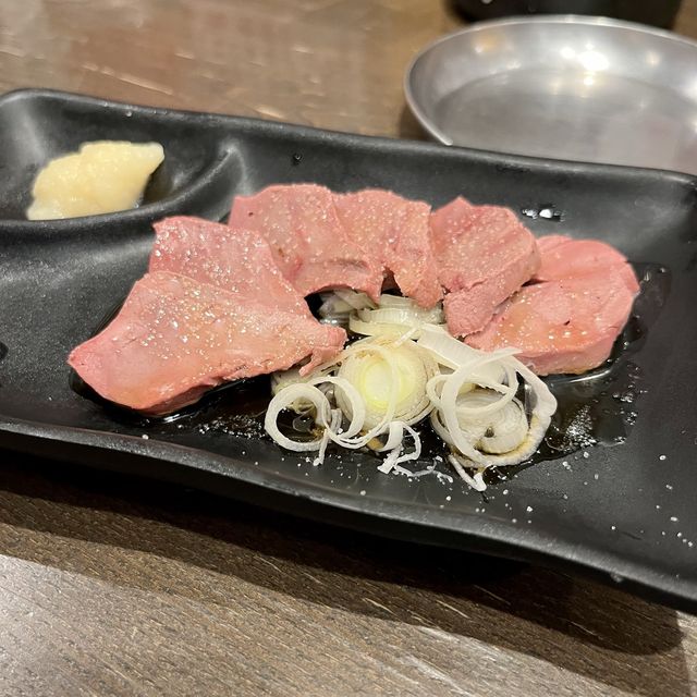 【神戸・三宮】希少部位の絶品焼きとんが1本120円「四文屋 三宮2号店」