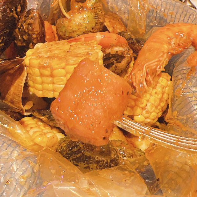 《灣仔特色船艙嘆shark shark 海鮮袋🦐》