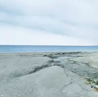 在藍天大海相伴下飆沙，天空之鏡沙灘車