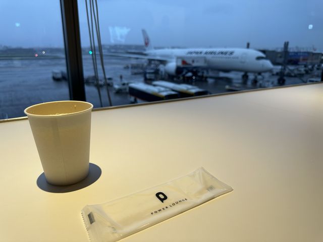東京・羽田空港。第1ターミナル(南ウイング)保安検査場内の有料ラウンジ『POWER LOUNGE SOUTH 』