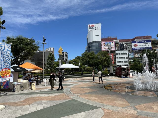 JR岐阜駅前。『信長ゆめ階段』を降りると『信長ゆめ広場』その奥には『黄金の信長像』