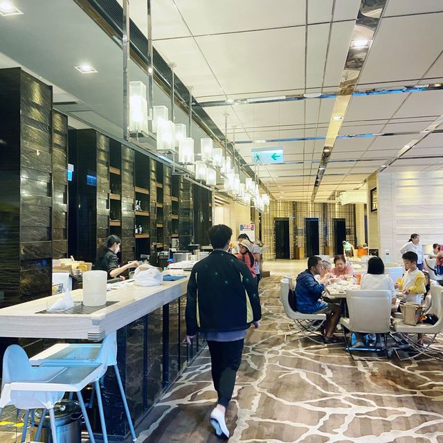 先來場撞球友誼賽 ， 自然有胃口吃大餐 ！