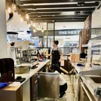 กาแฟหอมนุ่ม กับฟองนมเนื้อละเอียด ที่ Coffee World