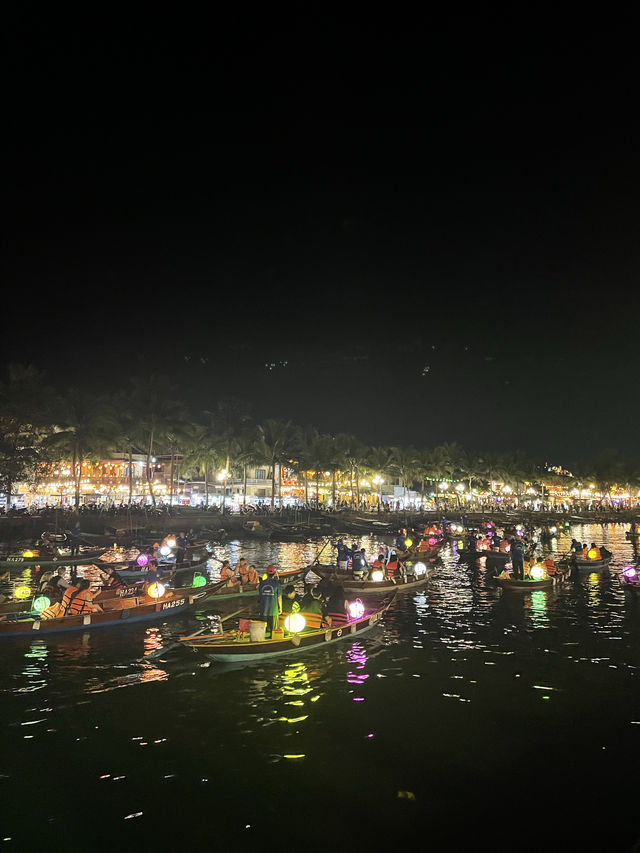 🇻🇳夜遊會安古城👍🏾浪漫小船放燈籠🏮