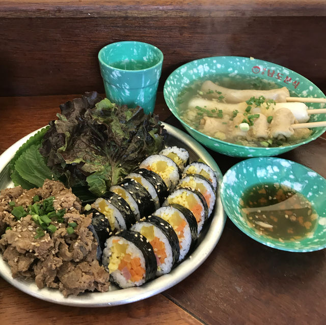 サンチュで巻いて食べるキンパとお肉♡
