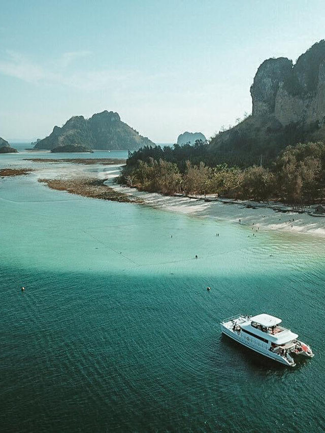 ล่องเรือยอร์ชชมความสวยงามของกระบี่