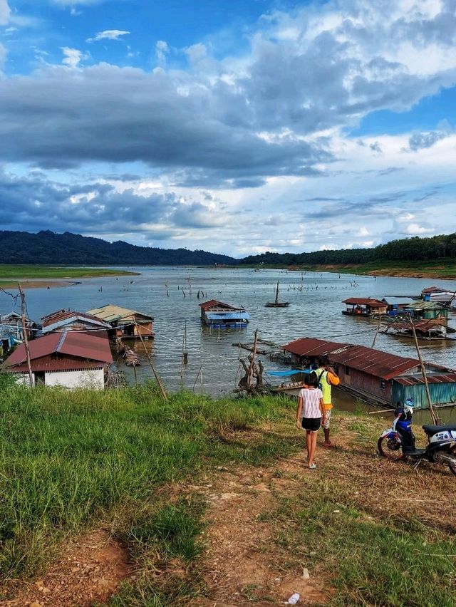 ล่องเรือชมเมืองเก่าสังขละบุรี