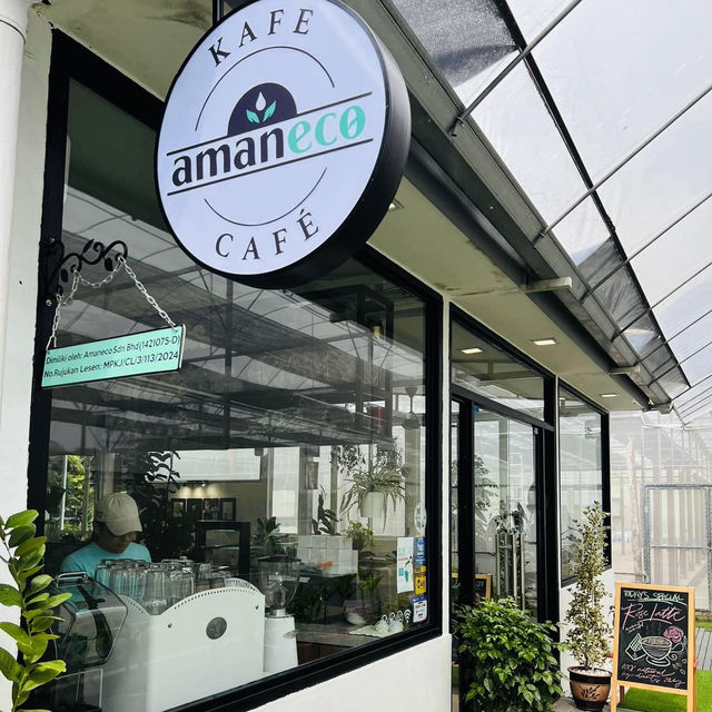 "Urban Oasis: A Unique Farm-to-Table Experience in Aquaponic Garden Café"