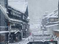 《銀山温泉》趣深い温泉街と雪景色