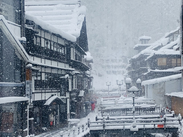 《銀山温泉》趣深い温泉街と雪景色