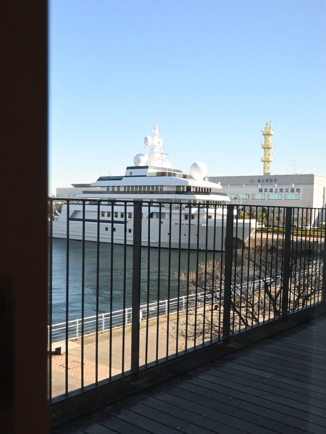 横浜・海の見える広々カフェ