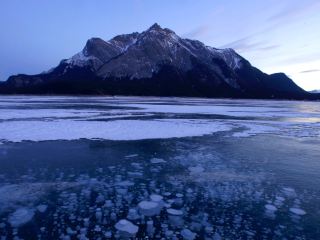[Canada] Miraculous ice bubbles! Abraham Lake