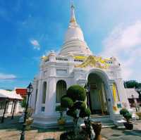 泰國曼谷標誌性皇家古跡寺廟景點:Wat Phitchaya Yatikaram Worawihan，雄偉白色巨塔，適合打卡拍照📸。