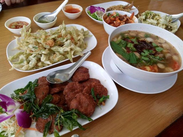 พามาทานอาหารริมลำธารในจังหวัดนครนายก