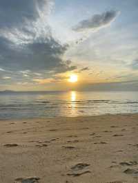 พักผ่อนชิล ๆ ริมทะเลที่หาดบางแสน 🌊