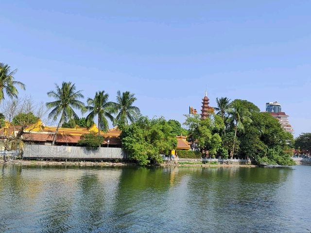 河內西湖上的鎮國古寺 