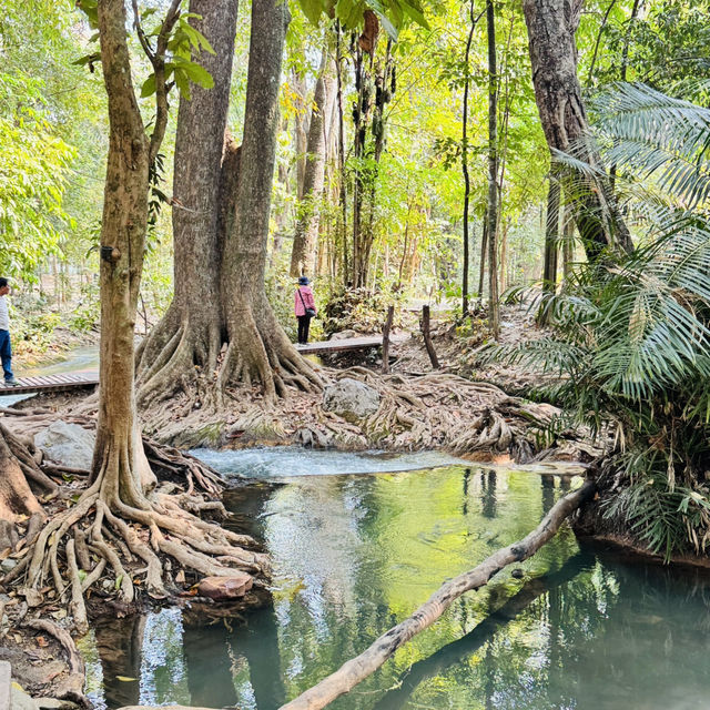 游览猜也奔府南普塔老（Nam Phut Thap Lao）天然泉眼瀑布 很多很出镜的地方