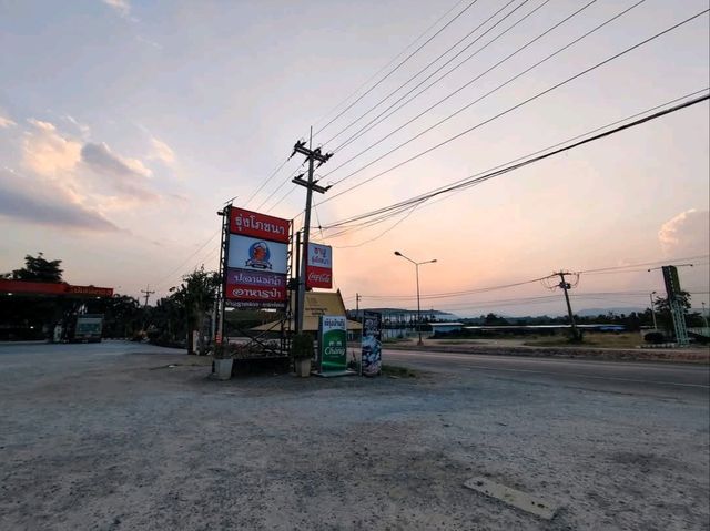 พามาทานปลาจุ่ม ปลาแรดของดีอุทัย ในอำเภอบ้านไร่