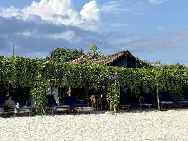 Pandan Warung: A Must-Visit Beachside Eatery in Lombok 🌊🍛☀️ 