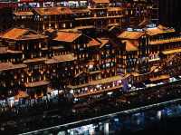 🌃 **【重慶洪崖洞：夜幕下的魔幻山城】** 🏮  
