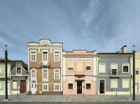 Is Aveiro worth a stop in between Porto and Lisbon?