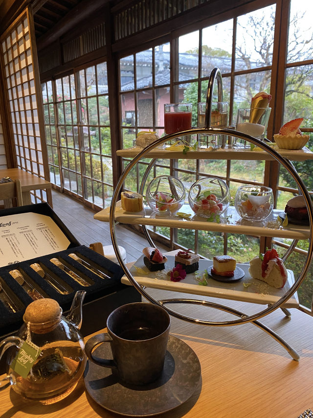 日本庭園を臨みながらホテルアフタヌーンティー