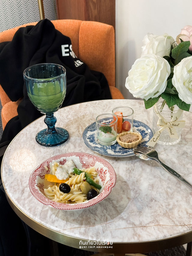 The Coral Lounge นั่งชิลก่อนขึ้นเครื่อง อาหารอร่อย