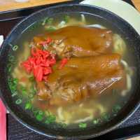 豚足の煮込みがのった沖縄そば