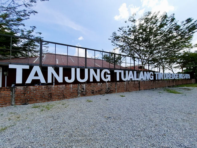 🚂✨ Tanjung Tualang Tin Dredge No. 5: A Rusty Giant of Malaysia’s Tin Boom Era ✨