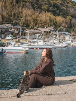 Take me to hug a four-legged chubby on a seaside island in Japan.